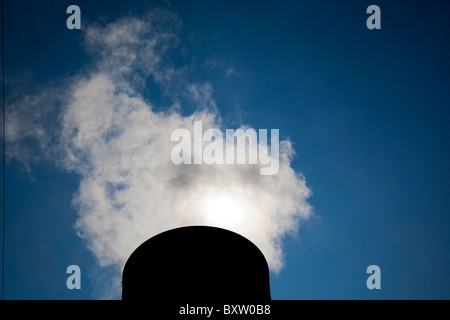 Australien, Victoria, Yallourn, Dampf steigt aus Kühltürmen bei Kohle-Tru Energie Kraftwerk am Sommermorgen Stockfoto