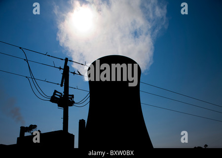 Australien, Victoria, Yallourn, Dampf steigt aus Kühltürmen bei Kohle-Tru Energie Kraftwerk am Sommermorgen Stockfoto