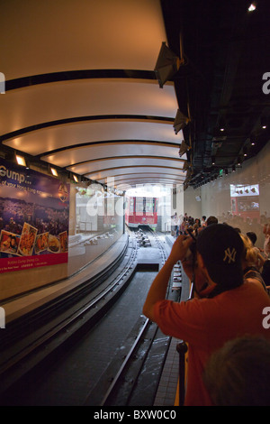 Warten auf die berühmt-berüchtigten Victoria Peak Tram auf dem Weg zum Gipfel Aussichtspunkt von Garden street Stockfoto