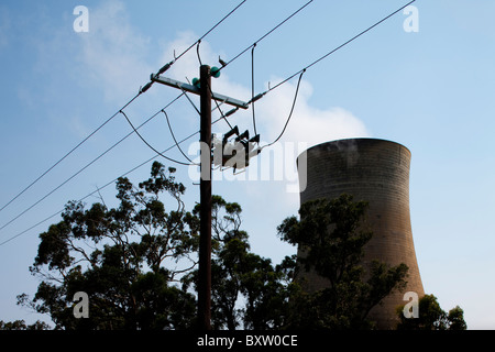 Australien, Victoria, Yallourn, Dampf steigt aus Kühltürmen bei Kohle-Tru Energie Kraftwerk am Sommermorgen Stockfoto