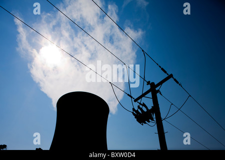 Australien, Victoria, Yallourn, Dampf steigt aus Kühltürmen bei Kohle-Tru Energie Kraftwerk am Sommermorgen Stockfoto