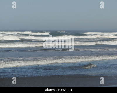 Surfen Sie zu brechen, wie Flut am Strand am Meer, Oregon Küste kommt Stockfoto