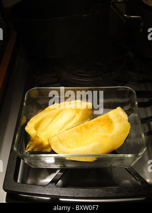 Acorn Squash durch Dampfgaren in der Mikrowelle gekocht Stockfoto