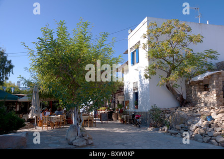 Terrasse der Taverne im Dorf Volax, auf den griechischen Kykladen Insel Tinos. Stockfoto