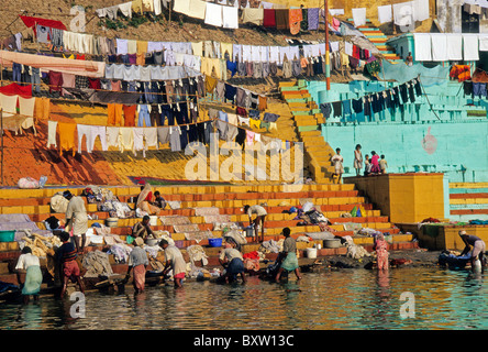 Dhobi vorbeilaufenden Wäsche in den Ganges, Varanasi, Indien Stockfoto