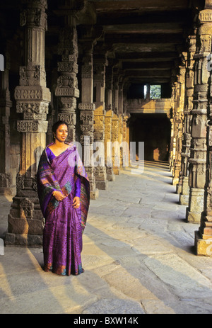 Frau in Kolonnade an Qutub Minar, Delhi, Indien Stockfoto