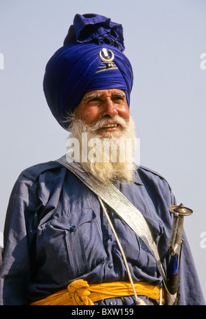 Sikh Mann trägt Dastar (Turban), Delhi, Indien Stockfoto