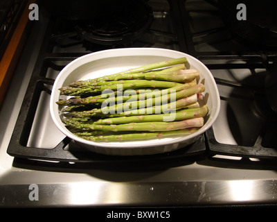 Grüner Spargel, in weißen Teller servierfertig gekocht Stockfoto