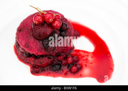 Ein köstlich aussehende Sommer Pudding gemacht mit einer Auswahl von Waldfrüchten Stockfoto
