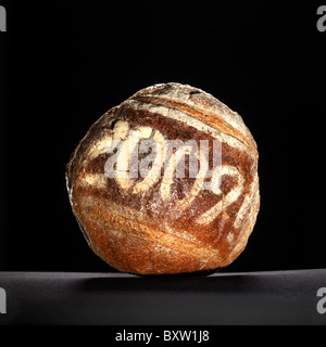 rundes Laib Brot mit einem Jahr Datum bestäubt Stockfoto