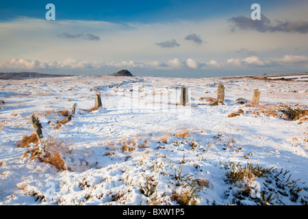 Neun Mädchen Stein Kreis im Schnee; Cornwall Stockfoto