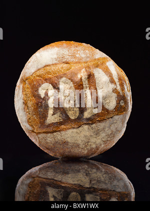 rundes Laib Brot bestäubt mit dem Jahres-Datum Stockfoto