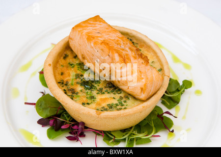 Gegrillter Lachs auf Gemüse Quiche Stockfoto