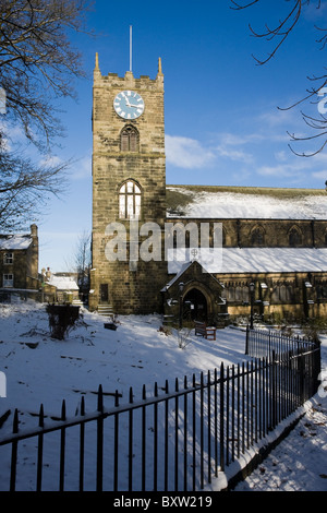 Haworth-Pfarrkirche, St. Michael und alle Engel mit dem Friedhof im Schnee Stockfoto