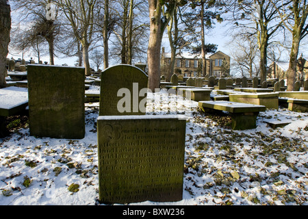 Bronte Parsonage Museum, Haworth, West Yorkshire mit dem Friedhof im Schnee Stockfoto