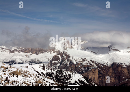 Wolke zieht vorbei über die Felswand auf der Geisler Geislerspitzen Selva Val Gardena Dolomiten Italien Stockfoto