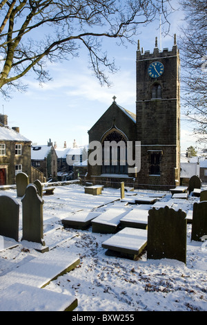 Pfarrkirche St. Michael und alle Engel von Bronte Dorf von Haworth mit dem Friedhof im Schnee Stockfoto