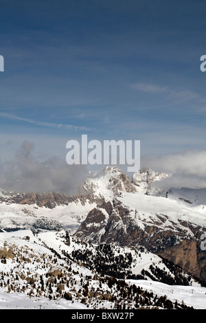 Wolke zieht vorbei über die Felswand auf der Geisler Geislerspitzen Selva Val Gardena Dolomiten Italien Stockfoto