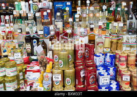 Lokale ungarische Produkte, die in der Großen Markthalle in Budapest, Ungarn, verkauft werden Stockfoto