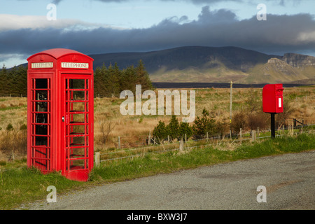 Öffentliche Telefonzelle und Briefkasten, Ellishadder, in der Nähe von Staffin, Trotternish Halbinsel Isle Of Skye, Schottland, Vereinigtes Königreich Stockfoto