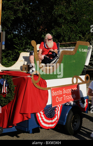 Weihnachtsmann auf einen Schwimmer in einem July4th Parade in Annapolis, Maryland Stockfoto