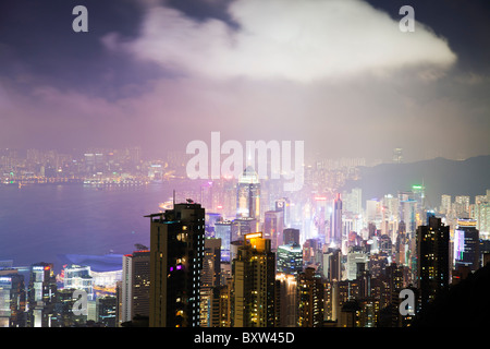 Die erstaunliche Hong Kong Skyline wie aus The Peak Lookout in der Nacht gesehen. Die imposante Bauten sind der Jardine House Stockfoto