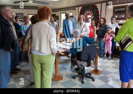 Amische Frau gibt Quilten Demonstration für Touristen in Lancaster County, Pennsylvania Stockfoto