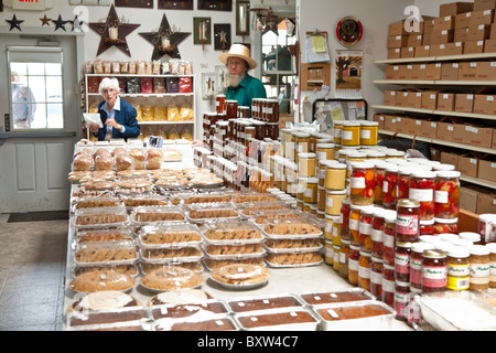 Amische Mann kümmert sich um Gemischtwarenladen in Lancaster County, Pennsylvania Stockfoto