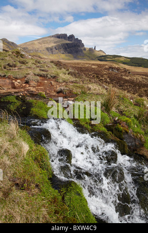 Braut Schleier Wasserfall und Old Man of Storr, Isle Of Skye, Schottland, Vereinigtes Königreich Stockfoto