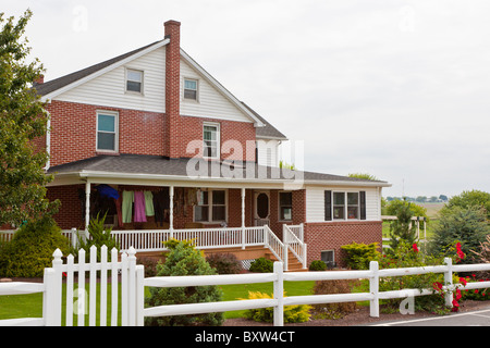 Wäsche aufhängen zum Trocknen auf der Veranda der Amischen Haus in Lancaster County, Pennsylvania Stockfoto