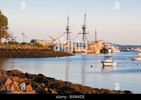 Mayflower II und andere Boote vertäut im Hafen von Plymouth im Morgengrauen in Plymouth Massachusetts Stockfoto