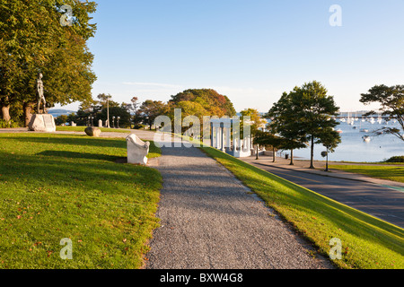 Statue von Massasoit überblickt Plymouth Harbor und Plymouth Rock in der Pilger-Gedenkstätte in Plymouth Massachusetts Stockfoto