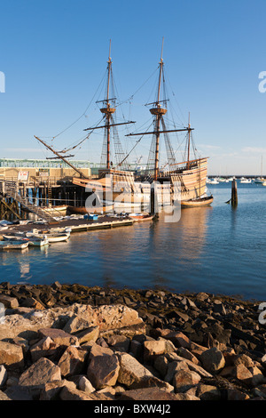 Mayflower II und andere Boote vertäut im Hafen von Plymouth im Morgengrauen in Plymouth Massachusetts Stockfoto