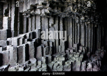 Basaltsäulen in Fingal's Cave, Staffa aus Isle of Mull, Schottland, Vereinigtes Königreich Stockfoto