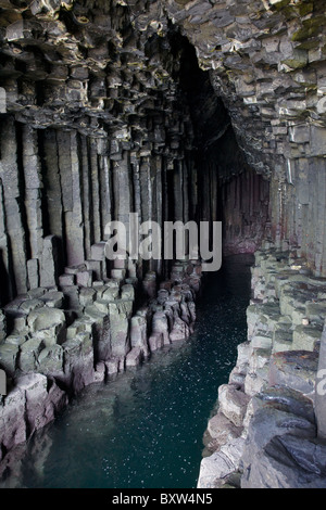 Basaltsäulen in Fingal's Cave, Staffa aus Isle of Mull, Schottland, Vereinigtes Königreich Stockfoto