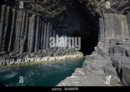 Fingal's Cave, Staffa aus Isle of Mull, Schottland, Vereinigtes Königreich Stockfoto