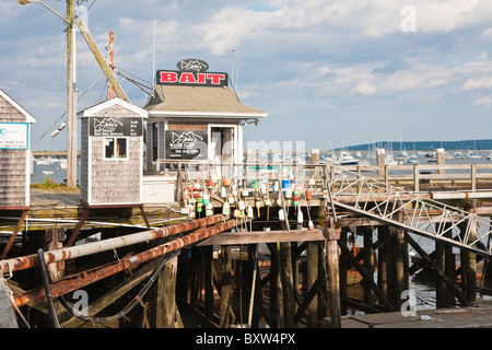 Hummer-Bojen hängen am Geländer vor Jakes Wassertaxi und Köder-Shop in der Stadt Wharf in Plymouth Massachusetts Stockfoto