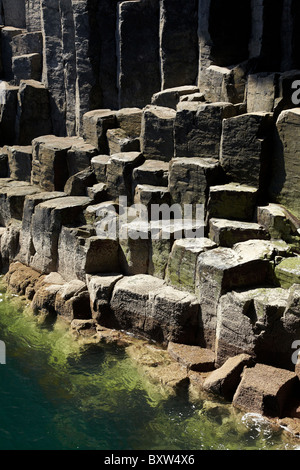 Basaltsäulen von Fingal's Cave, Staffa aus Isle of Mull, Schottland, Vereinigtes Königreich Stockfoto