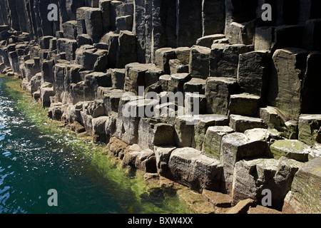 Basaltsäulen von Fingal's Cave, Staffa aus Isle of Mull, Schottland, Vereinigtes Königreich Stockfoto