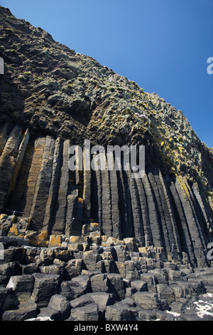 Basaltsäulen von Fingal's Cave, Staffa aus Isle of Mull, Schottland, Vereinigtes Königreich Stockfoto