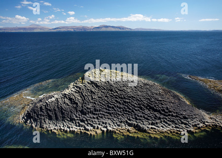 Polygonale Basalt, Am Buachaille Felsen, Staffa aus Isle of Mull (in der Ferne), Schottland, Vereinigtes Königreich Stockfoto