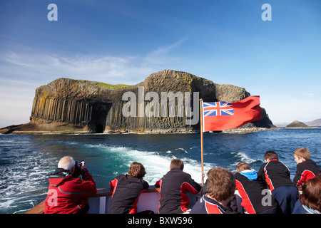 Staffa Tour Boot Spalten "und" Basalt, Staffa aus Isle of Mull, Schottland, Vereinigtes Königreich Stockfoto