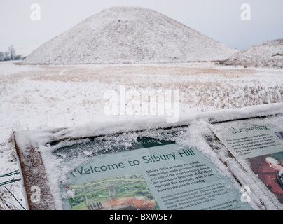 Silbury Hill 2400 v. Chr. in Wiltshire im Winter in Großbritannien gebaut Stockfoto