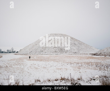 Silbury Hill 2400 v. Chr. in Wiltshire im Winter in Großbritannien gebaut Stockfoto