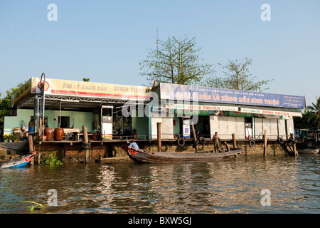 Tankstelle für Boote auf dem Mekong-Delta, Vietnam Stockfoto