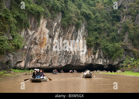 Boote auf dem Fluss, Tam Coc, Ninh Binh, Vietnam Stockfoto
