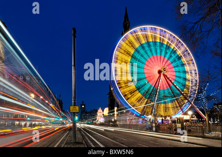 Das Edinburgh Rad vor das Scott Monument mit unscharfen Verkehr auf Princes Street, Edinburgh, Scotland, UK. Stockfoto