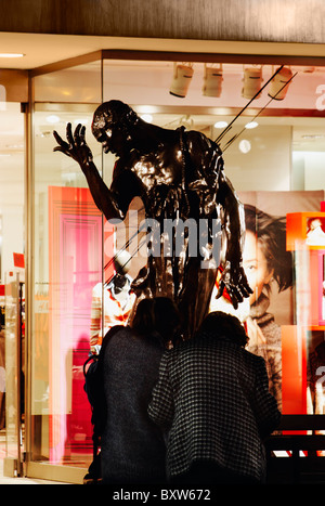 Zwei ältere Frauen betrachten original Auguste Rodin Skulptur, "Pierre de Wissant" auf dem Display in Las Palmas, Gran Canaria. Stockfoto