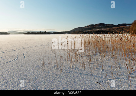 Das Eis bedeckt See von Menteith, Region Stirling, Schottland, UK. In den Loch Lomond und den Trossacks-Nationalpark. Stockfoto