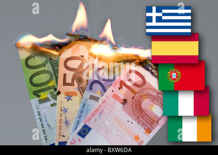 brennende Banknoten Währungskrise von EUR erwartete Zusammenbruch der das Euro-Symbol-Bild seinen Tod Flagge Schweine Piigs gips Stockfoto